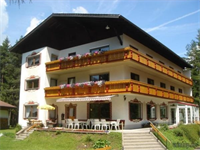 Hotel Garni Waldhof in Stanzach im Sommer