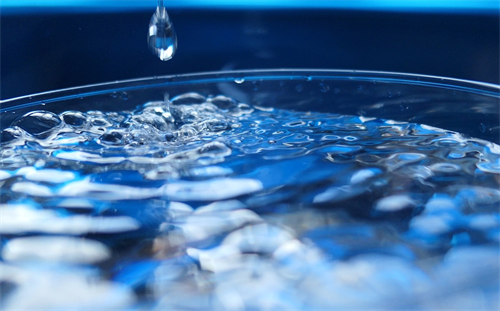 Dekobild: Wassertropfen in ein Wasserglas